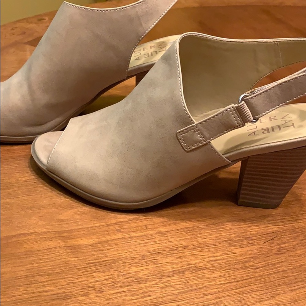 Size 9 Naturalizer shoes. Great used condition.